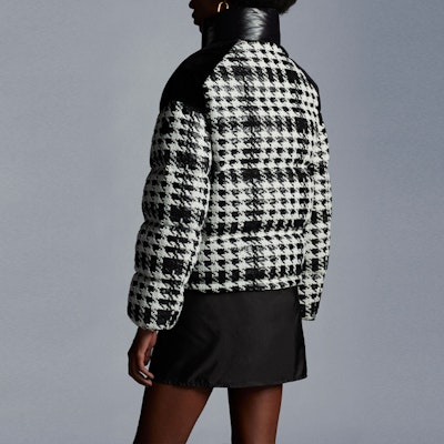 (W) モンクレール ダウンジャケット ブラック - シグネチャー刺繍デザイン. G20931A00018595GY990 Purchase (W) モンクレール ダウンジャケット ブラック - シグネチャー刺繍デザイン. G20931A00018595GY990