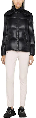 (W) Moncler Fourmines 黑色連帽羽絨外套 I20931A00107539AQ Lookbook (W) Moncler Fourmines 黑色連帽羽絨外套 I20931A00107539AQ