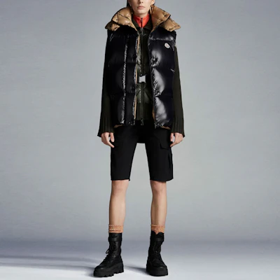(W) Moncler FW21 Vest Luzule Hitam dengan Hoodie Lepas untuk Musim Ski. G20931A0009968950999 Lookbook (W) Moncler FW21 Vest Luzule Hitam dengan Hoodie Lepas untuk Musim Ski. G20931A0009968950999