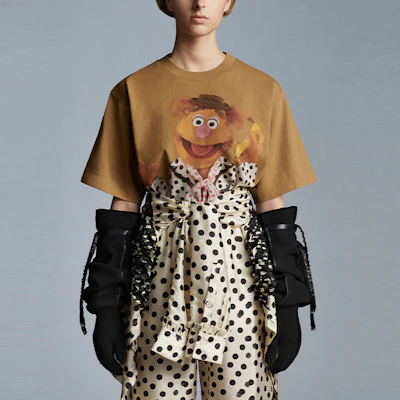 (W) Moncler FW21 Camiseta Beige Gráfica The Muppets Crewneck G20948C00003829JS220 Purchase (W) Moncler FW21 Camiseta Beige Gráfica The Muppets Crewneck G20948C00003829JS220