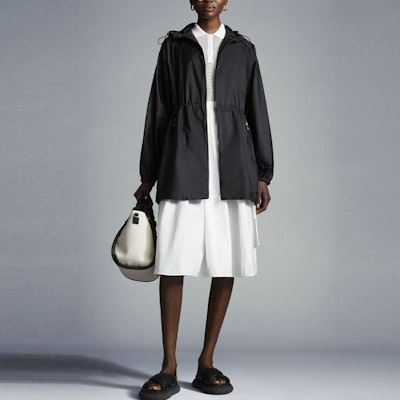 (W) Moncler FW22 블랙 후디 벨트 윈드브레이커 자켓 H10931A0011754155999 Lookbook (W) Moncler FW22 블랙 후디 벨트 윈드브레이커 자켓 H10931A0011754155999