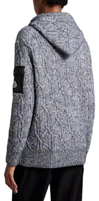 (W) 盟可睐 FW22 标志贴片麻花针织连帽毛衣 灰色 H20939G00003M1215090 Shop (W) 盟可睐 FW22 标志贴片麻花针织连帽毛衣 灰色 H20939G00003M1215090