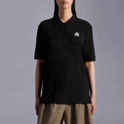 (W) Moncler FW22 Kaos Polo Hitam Kasual Warna Polos. H20938A0000384720999 Lookbook (W) Moncler FW22 Kaos Polo Hitam Kasual Warna Polos. H20938A0000384720999