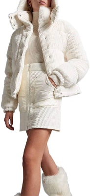 (W) Moncler FW22 白色連帽高領短款羽絨外套冬季保暖大衣 0931A00146596C3032 Lookbook (W) Moncler FW22 白色連帽高領短款羽絨外套冬季保暖大衣 0931A00146596C3032