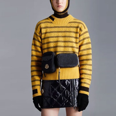 (W) Moncler FW22 Suéter Amarillo Cuello Redondo con Puños a Rayas Color Block. H20939C00003M1115110 Lookbook (W) Moncler FW22 Suéter Amarillo Cuello Redondo con Puños a Rayas Color Block. H20939C00003M1115110