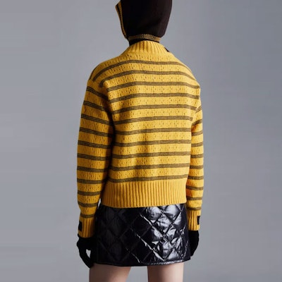 (W) Moncler FW22 Suéter Amarillo Cuello Redondo con Puños a Rayas Color Block. H20939C00003M1115110 Purchase (W) Moncler FW22 Suéter Amarillo Cuello Redondo con Puños a Rayas Color Block. H20939C00003M1115110