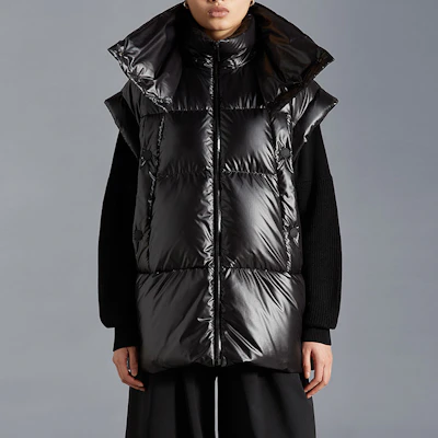 (W) Moncler FW22 Aydat 黑色徽標綴飾絎縫羽絨背心. H20931A00033595OK999 Shop (W) Moncler FW22 Aydat 黑色徽標綴飾絎縫羽絨背心. H20931A00033595OK999
