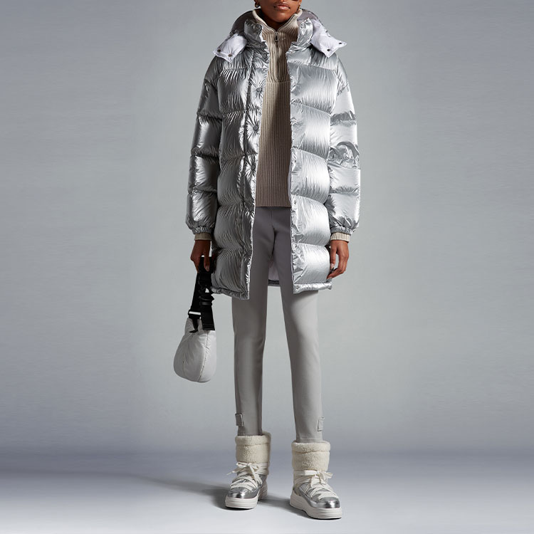 Lookbook (W) Moncler FW22 GAOU 银色长款连帽羽绒服冬季滑雪服。 H20931C0007653A3H900