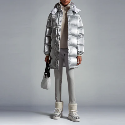(W) Moncler FW22 GAOU 银色长款连帽羽绒服冬季滑雪服。 H20931C0007653A3H900 Lookbook (W) Moncler FW22 GAOU 银色长款连帽羽绒服冬季滑雪服。 H20931C0007653A3H900