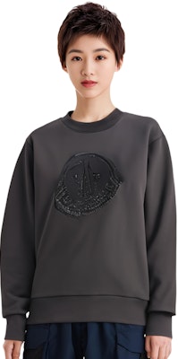 (W) Moncler FW23 Crystal Logo Crewneck Long Sleeve Sweatshirt Hitam 8G00053899TR999 Sizing (W) Moncler FW23 Crystal Logo Crewneck Long Sleeve Sweatshirt Hitam 8G00053899TR999