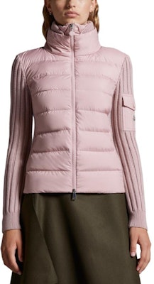 (W) 몽클레르 FW23 핑크 울 가디건 하이넥 캐시미어 로고 스웨터. I20939B00024M113151A Lookbook (W) 몽클레르 FW23 핑크 울 가디건 하이넥 캐시미어 로고 스웨터. I20939B00024M113151A