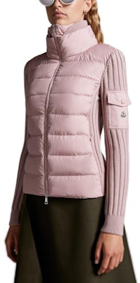 (W) 몽클레르 FW23 핑크 울 가디건 하이넥 캐시미어 로고 스웨터. I20939B00024M113151A Purchase (W) 몽클레르 FW23 핑크 울 가디건 하이넥 캐시미어 로고 스웨터. I20939B00024M113151A