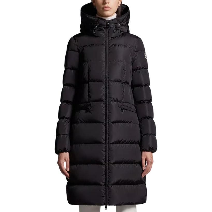Lookbook (W) Moncler FW23 Avocette 黑色霧面連帽長版羽絨外套附品牌標誌。 I20931C00021539ZD999