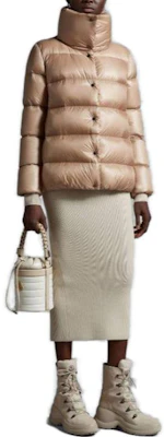 (W) Moncler FW23 Cochevis 淺棕色修身羽絨外套. I20931A00144595ZZ239 Lookbook (W) Moncler FW23 Cochevis 淺棕色修身羽絨外套. I20931A00144595ZZ239