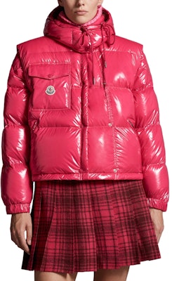 (W) Moncler FW23 Karakorum Chaqueta Corta Púrpura Roja con Capucha Ajustable. I20931A0018359607541 Lookbook (W) Moncler FW23 Karakorum Chaqueta Corta Púrpura Roja con Capucha Ajustable. I20931A0018359607541
