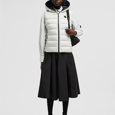 (W) モンクレール FW24 軽量防水 ダウンベスト アイスグレー J20931A00033596K790D Lookbook (W) モンクレール FW24 軽量防水 ダウンベスト アイスグレー J20931A00033596K790D