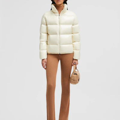 (W) 盟可睐 FW24 Abbadia 女士短款徽标羽绒服 米白色 J20931A000075963V070 Lookbook (W) 盟可睐 FW24 Abbadia 女士短款徽标羽绒服 米白色 J20931A000075963V070