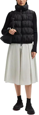 (W) モンクレール FW24 アプリアーテ ブラックショートダウンベスト ジップ付き J20931A000265973I999 Lookbook (W) モンクレール FW24 アプリアーテ ブラックショートダウンベスト ジップ付き J20931A000265973I999