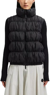 (W) モンクレール FW24 アプリアーテ ブラックショートダウンベスト ジップ付き J20931A000265973I999 Shop (W) モンクレール FW24 アプリアーテ ブラックショートダウンベスト ジップ付き J20931A000265973I999