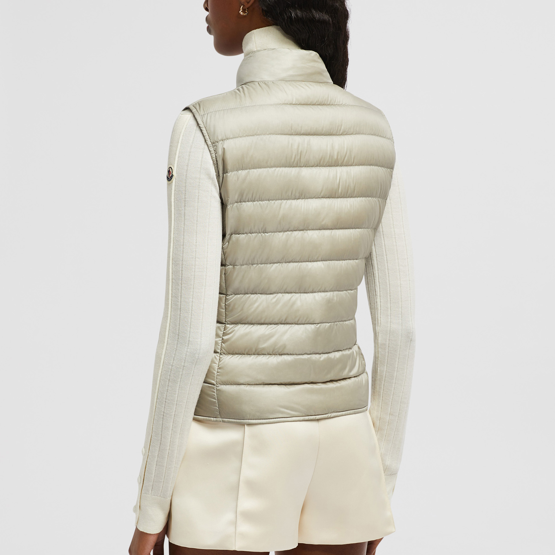 Shop (W) モンクレール FW24 ライアンスリムライトダウンベスト ライトグレー ロゴボタン. J20931A102005304890H