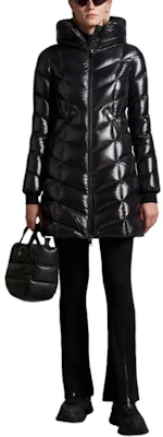 (W) Moncler FW24 Marus Chaqueta Negra Brillante Acolchada con Capucha de Nylon. J20931C00049C0065999 Lookbook (W) Moncler FW24 Marus Chaqueta Negra Brillante Acolchada con Capucha de Nylon. J20931C00049C0065999