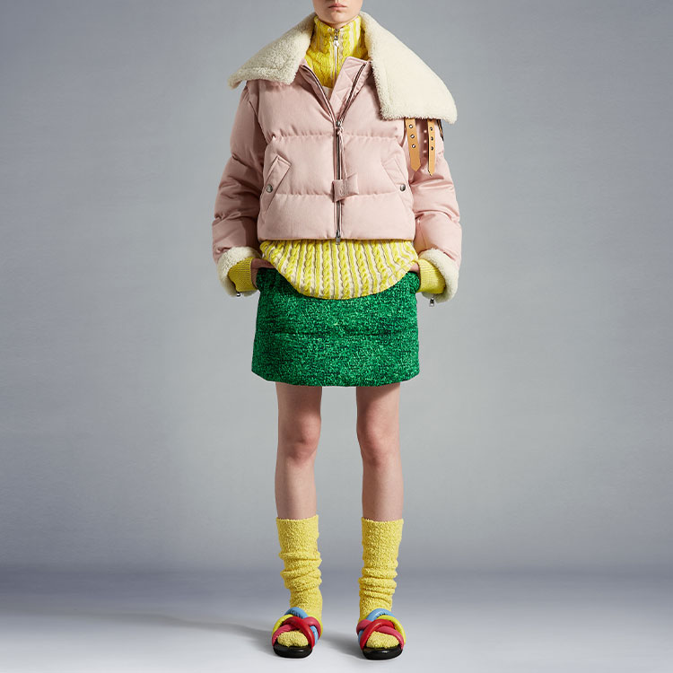Shop (W) MONCLER GENIUS x JW Anderson 女裝粉色短版羽絨外套 FW22 系列 H209E1A00009M1622602