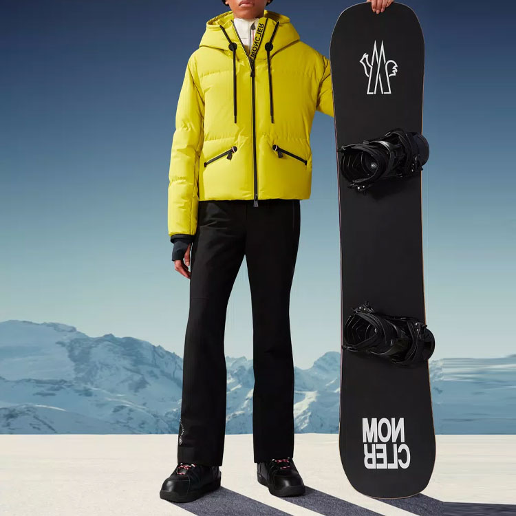 (Women) Moncler Grenoble  Green Hooded Down Jacket with Logo Patch. H20981A000395399D805 圖 3