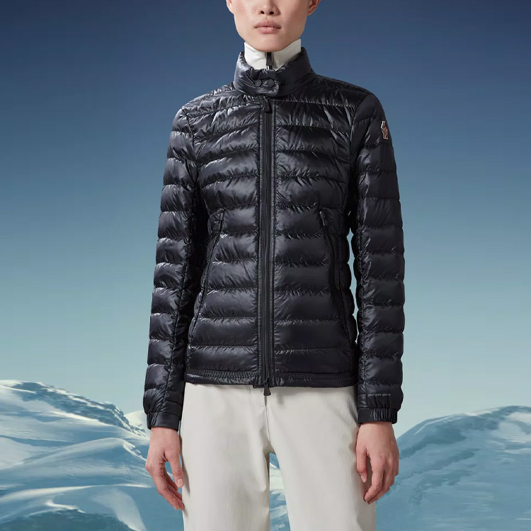 Lookbook (W) Chaqueta Negra Moncler Grenoble SS23 con Cremallera y Cuello Alto Diseño. I20981A00005595B1999