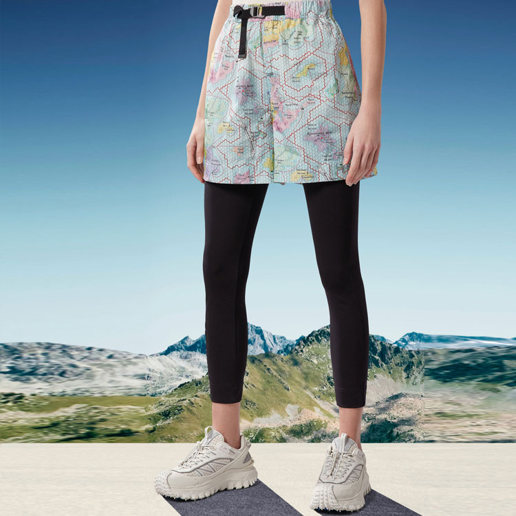 Shop (W) Moncler Grenoble SS23 Celana Pendek Biru Outdoor dengan Pinggang Elastis. I10982B00002596QLF75