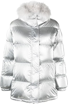 (W) Moncler Hanau FW22 Jaket Down Lengan Panjang Silver Putih Glossy. H20931A0010653A3H900 Order (W) Moncler Hanau FW22 Jaket Down Lengan Panjang Silver Putih Glossy. H20931A0010653A3H900