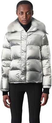 (W) Moncler Hanau FW22 Jaket Down Lengan Panjang Silver Putih Glossy. H20931A0010653A3H900 Lookbook (W) Moncler Hanau FW22 Jaket Down Lengan Panjang Silver Putih Glossy. H20931A0010653A3H900