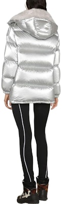(W) Moncler Hanau FW22 Jaket Down Lengan Panjang Silver Putih Glossy. H20931A0010653A3H900 Purchase (W) Moncler Hanau FW22 Jaket Down Lengan Panjang Silver Putih Glossy. H20931A0010653A3H900