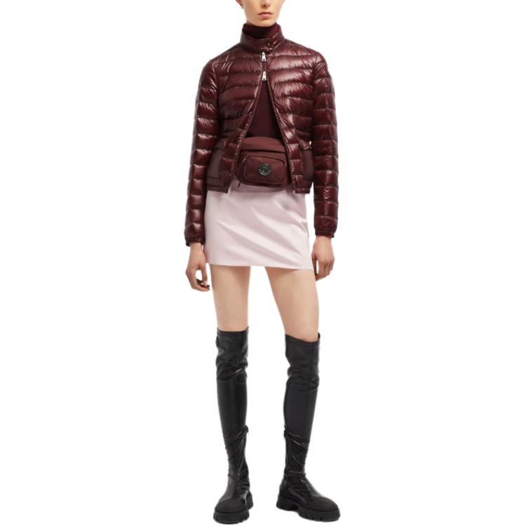 (Women) Moncler Lans FW24  Burgundy Logo Slim Fit Down Jacket with Zip Mock Neck. J20931A1010053048458 圖 3