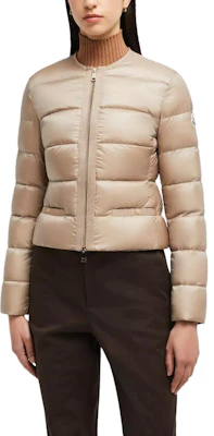 (W) Moncler Laurine FW24 女款米色圓領緞面短版羽絨外套拉鍊Logo J20931A00101595FE205 Shop (W) Moncler Laurine FW24 女款米色圓領緞面短版羽絨外套拉鍊Logo J20931A00101595FE205