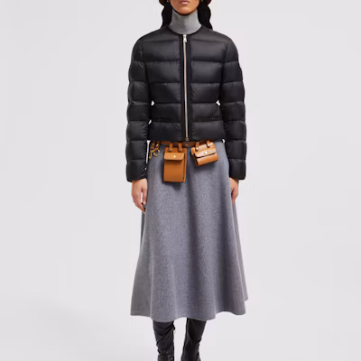 (W) Moncler Laurine緞面短版羽絨外套, 黑色 - FW24標誌拉鏈長袖外套 J20931A00101595FE999 Lookbook (W) Moncler Laurine緞面短版羽絨外套, 黑色 - FW24標誌拉鏈長袖外套 J20931A00101595FE999