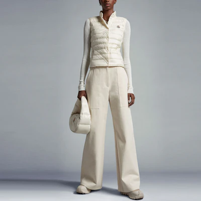 (W) 몽클레르 리안 SS23 화이트 민소매 다운 베스트 I10931A1020053048034 Lookbook (W) 몽클레르 리안 SS23 화이트 민소매 다운 베스트 I10931A1020053048034