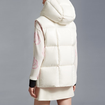 (W) モンクレール ルズール ホワイト ロゴ付きショートダウンベスト I20931A0010268950034 Shop (W) モンクレール ルズール ホワイト ロゴ付きショートダウンベスト I20931A0010268950034