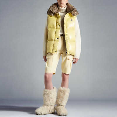 (W) 蒙克莱黄光短款羽绒背心带毛毡标志 H20931A0006468950110 Lookbook (W) 蒙克莱黄光短款羽绒背心带毛毡标志 H20931A0006468950110