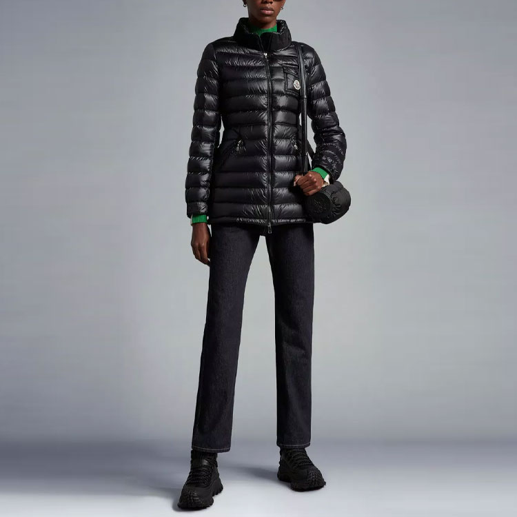 Lookbook (W) Moncler MADINE Jaket Puffer Hitam dengan Logo dan Desain Ritsleting. I10931A00008595ZZ999