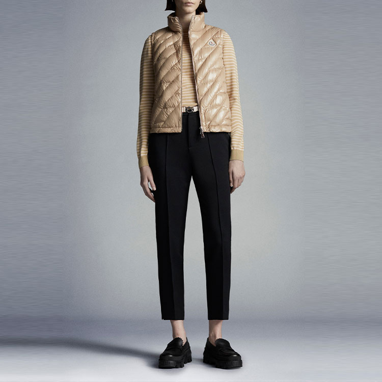 Lookbook (W) Moncler SS22 Seluar Hitam Straight-Fit Kasual. H10932A00009595U3999