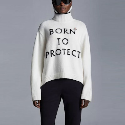 (W) 몽클레르 SS22 화이트 울 스웨터 하이 칼라 슬로건 자수 풀오버. H10939F00005M1639002 Lookbook (W) 몽클레르 SS22 화이트 울 스웨터 하이 칼라 슬로건 자수 풀오버. H10939F00005M1639002