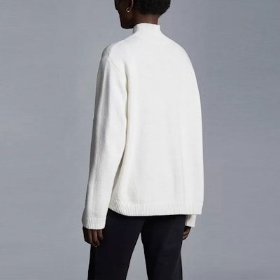 (W) 몽클레르 SS22 화이트 울 스웨터 하이 칼라 슬로건 자수 풀오버. H10939F00005M1639002 Shop (W) 몽클레르 SS22 화이트 울 스웨터 하이 칼라 슬로건 자수 풀오버. H10939F00005M1639002