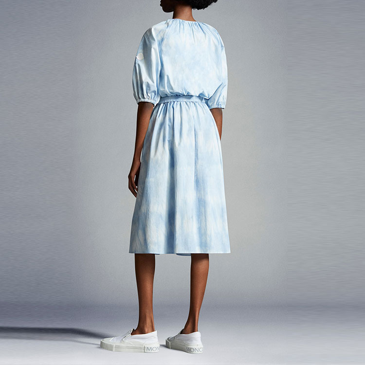 Lookbook (W) Moncler SS22 Gradient Tie-Dye A-Line Dress Wanita Lengan Pendek Biru. H10932G0001459635710