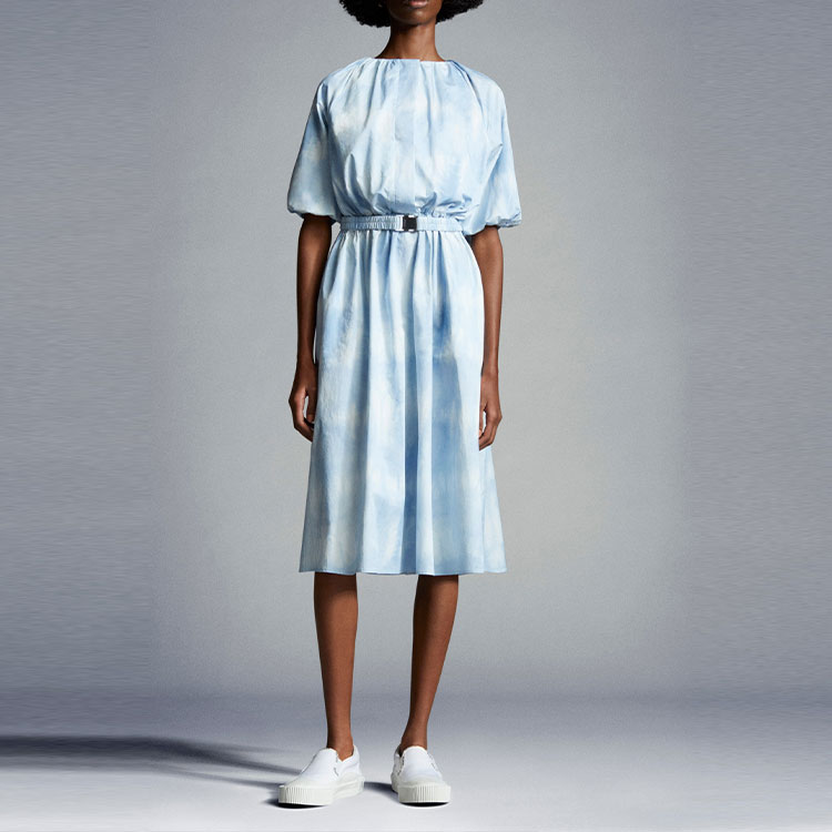 Shop (W) Moncler SS22 Gradient Tie-Dye A-Line Dress Wanita Lengan Pendek Biru. H10932G0001459635710