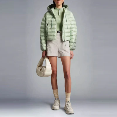 (W) Chaqueta Verde con Capucha y Relleno de Plumón Moncler SS23. I10931A00091595FE80B Lookbook (W) Chaqueta Verde con Capucha y Relleno de Plumón Moncler SS23. I10931A00091595FE80B