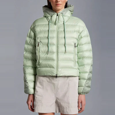 (W) Chaqueta Verde con Capucha y Relleno de Plumón Moncler SS23. I10931A00091595FE80B Shop (W) Chaqueta Verde con Capucha y Relleno de Plumón Moncler SS23. I10931A00091595FE80B