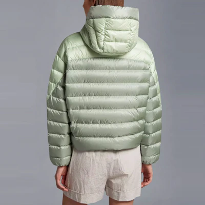 (W) Chaqueta Verde con Capucha y Relleno de Plumón Moncler SS23. I10931A00091595FE80B Purchase (W) Chaqueta Verde con Capucha y Relleno de Plumón Moncler SS23. I10931A00091595FE80B