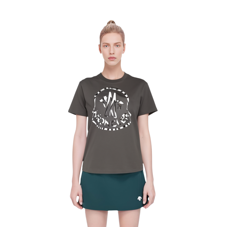 Lookbook (W) Moncler SS23 灰色圓領休閒短袖T恤。 I10938C00018899WS939