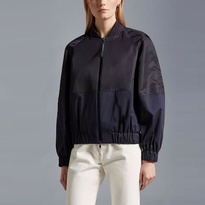 (W) Moncler SS23 Jaket Navy Colorblock dengan Sulaman Logo. I10931A00113596SJ76I Shop (W) Moncler SS23 Jaket Navy Colorblock dengan Sulaman Logo. I10931A00113596SJ76I