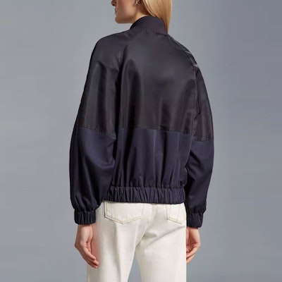 (W) Moncler SS23 Jaket Navy Colorblock dengan Sulaman Logo. I10931A00113596SJ76I Purchase (W) Moncler SS23 Jaket Navy Colorblock dengan Sulaman Logo. I10931A00113596SJ76I